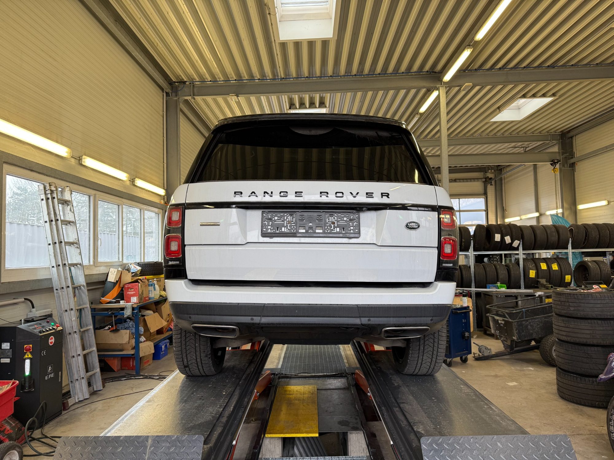 Range Rover in der KFZ-Technik Pfeiffer Werkstatt in Wiener Neustadt